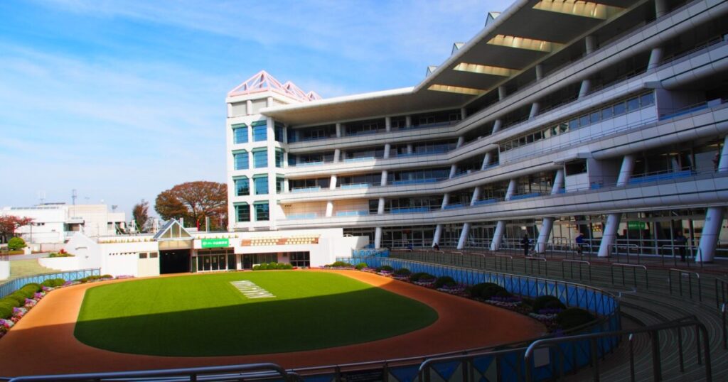 パドックとスタンドが見える競馬場の建物外観