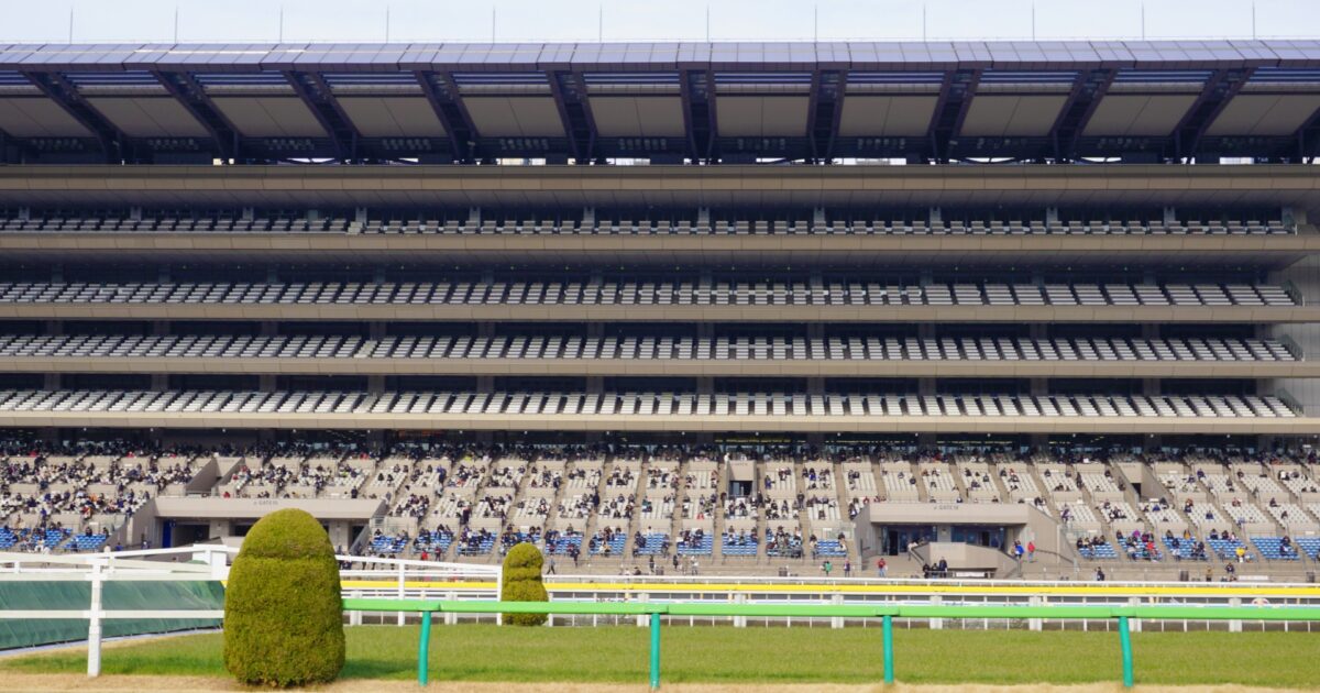 正面から見た大規模な競馬場スタンドと観客席