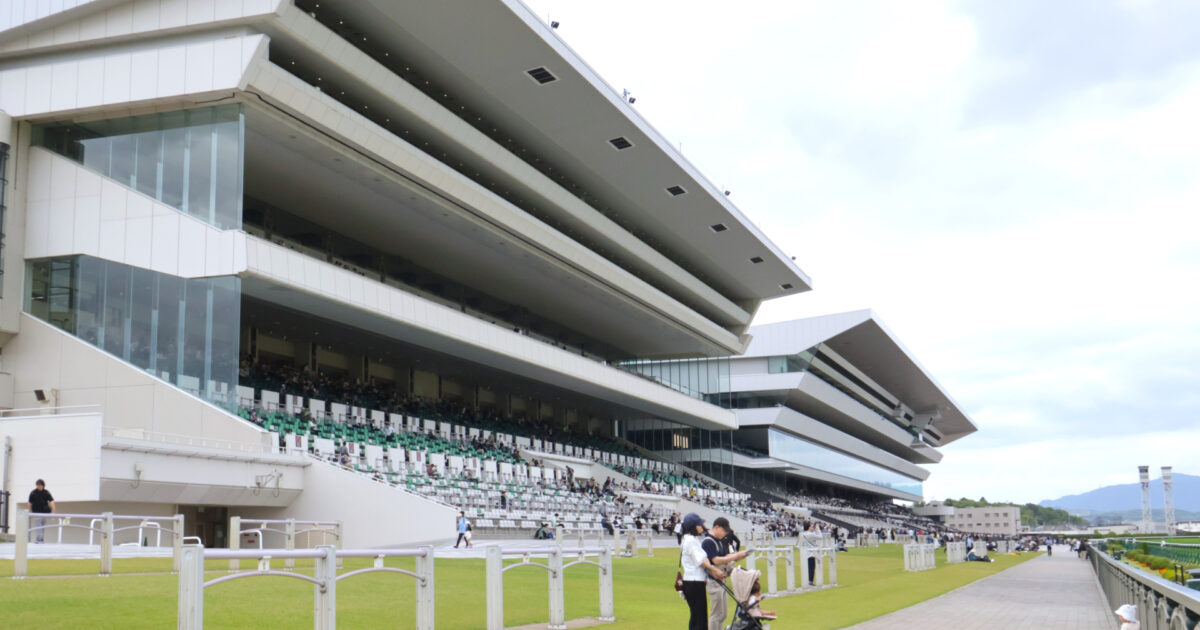 家族連れで賑わうモダンな競馬場のスタンド席