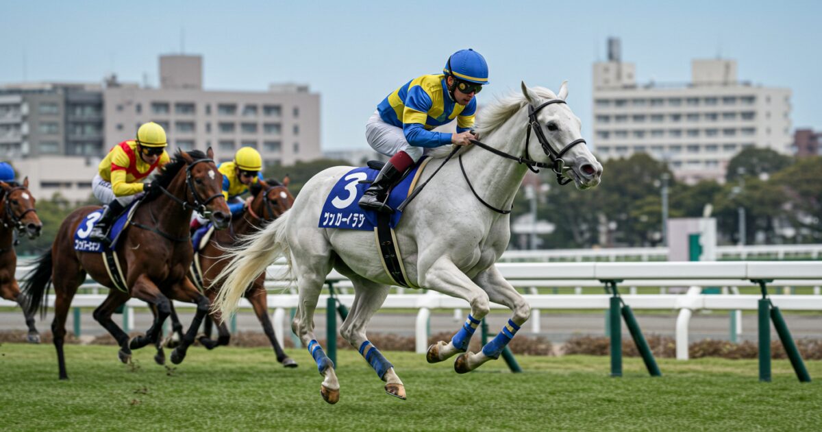先頭を走る白毛の競走馬と追う競走馬たち