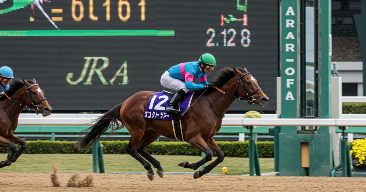 ゴール直前で全力疾走する競走馬と騎手