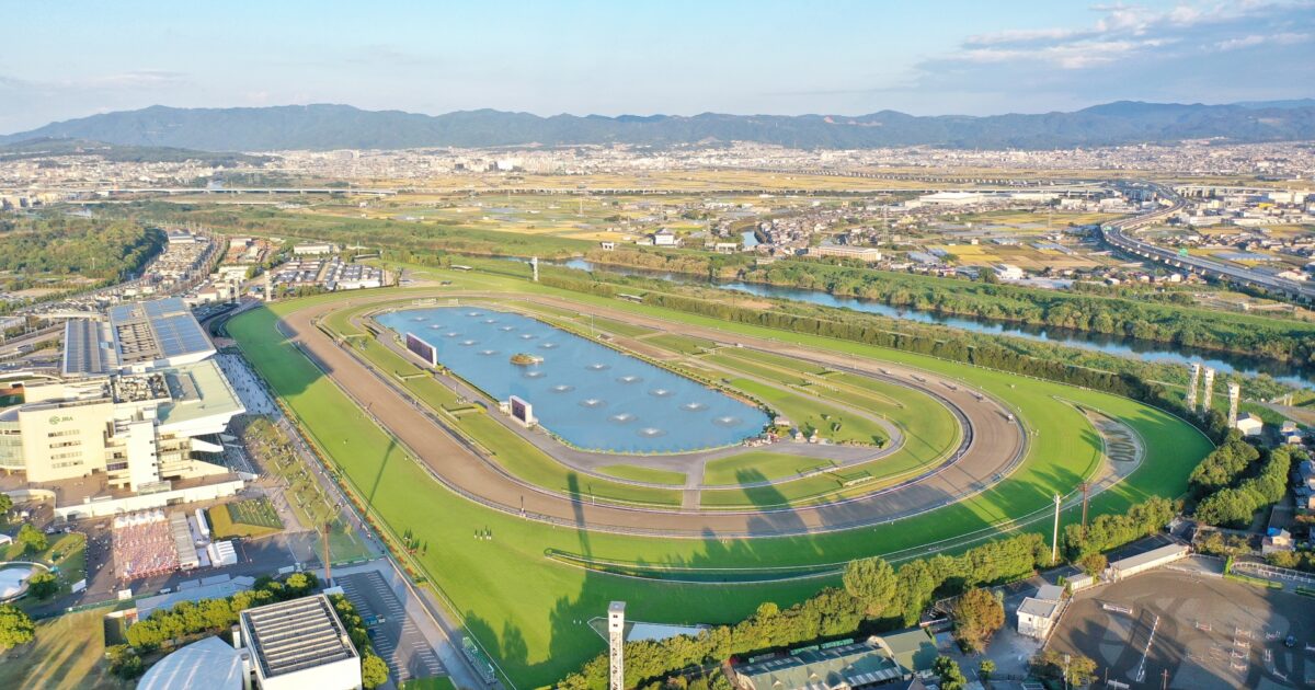 空撮による全景が映る美しい競馬場のパノラマビュー