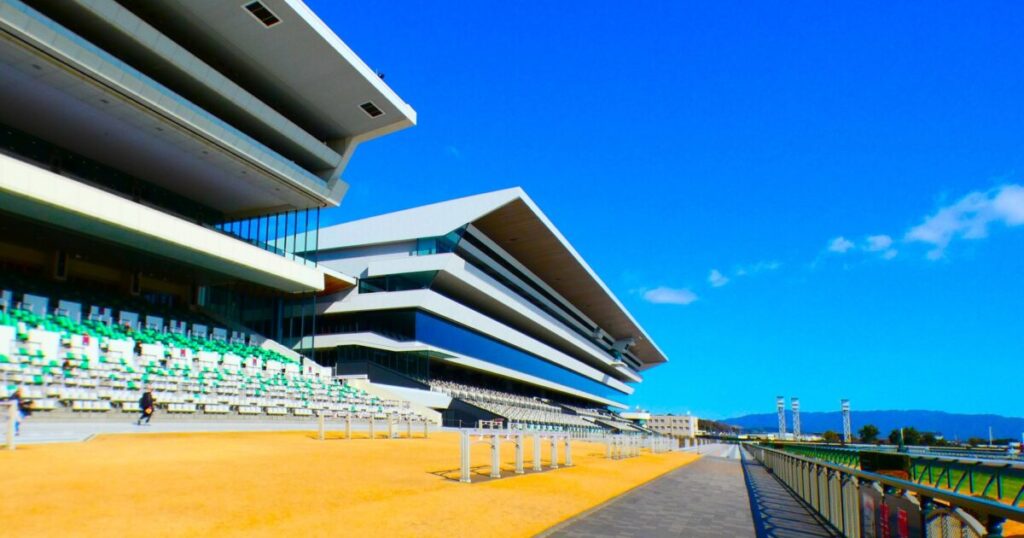 スタンドが印象的な快晴の競馬場の建物