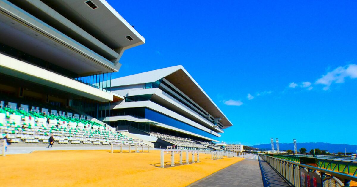 スタンドが印象的な快晴の競馬場の建物
